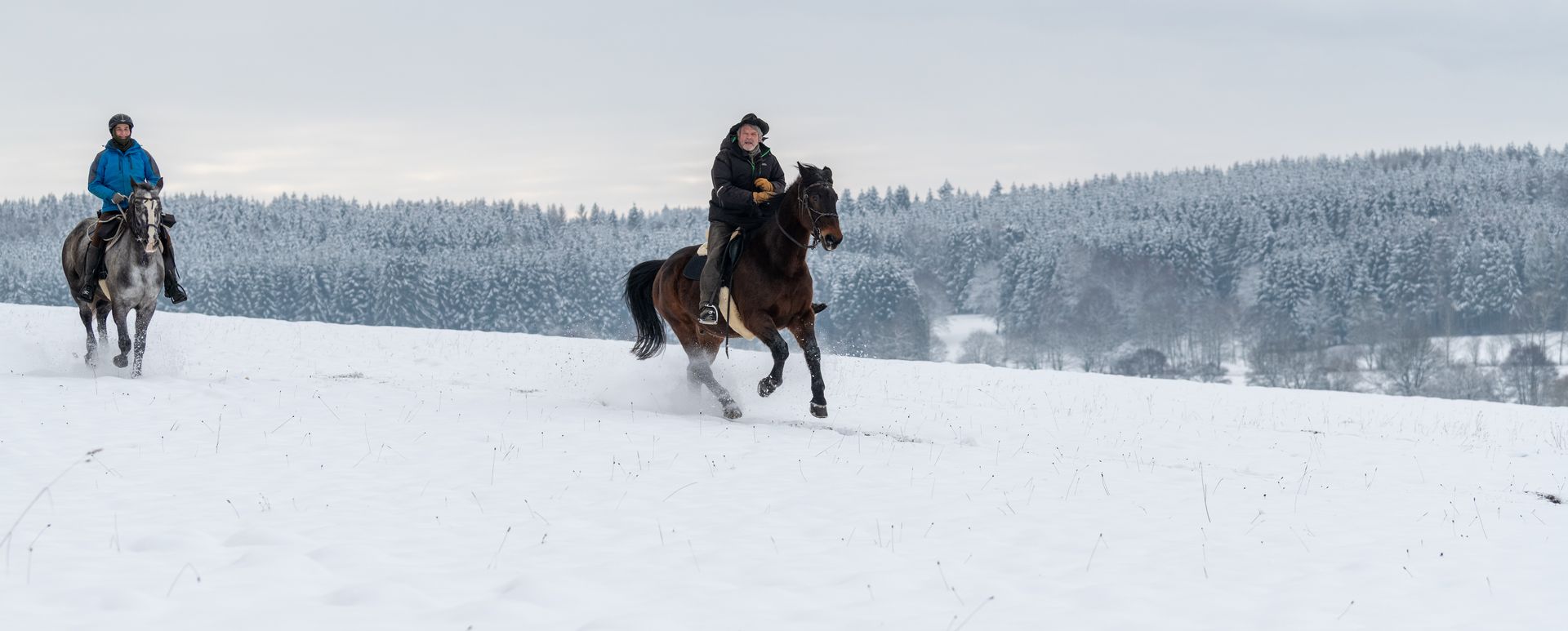 Zwei Reiter im Schnee