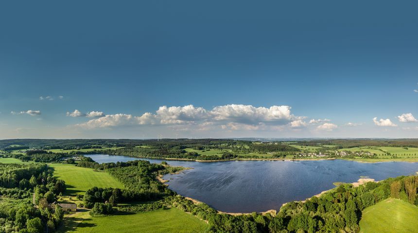 Luftaufnahme des Dreifelder Weihers. Größter Weiher der Westerwälder Seenplatte.