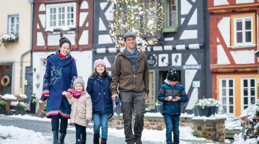 Familie bei einer Stadtführung durch Hachenburg
