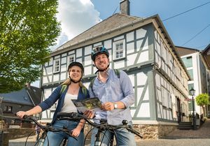 E-Bike Fahrer vor der Tourist-Information Hachenburger Westerwald