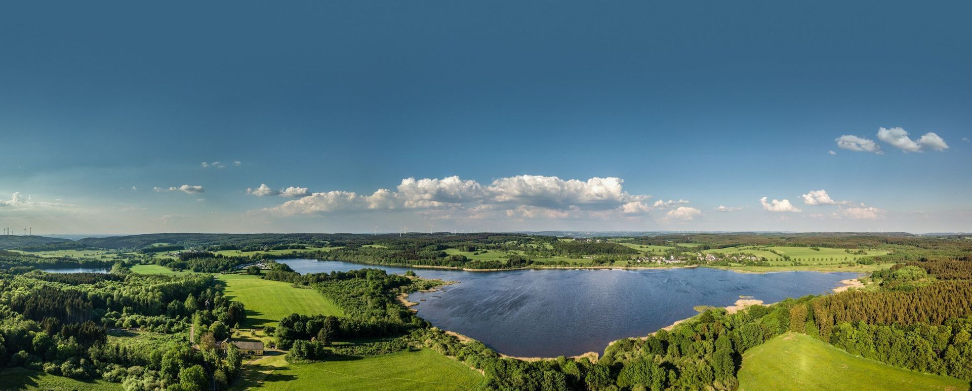 Luftbild des größten Weihers der Westerwälder Seenplatte, dem Dreifelder Weiher.