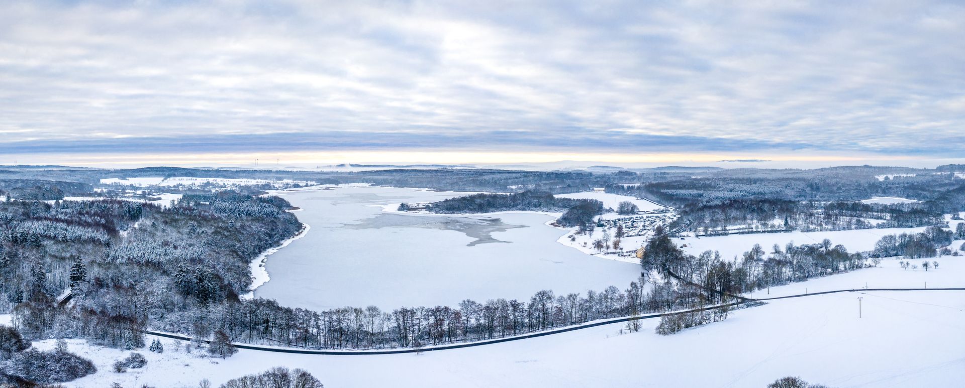 Luftbild Dreifelder Weiher im Winter