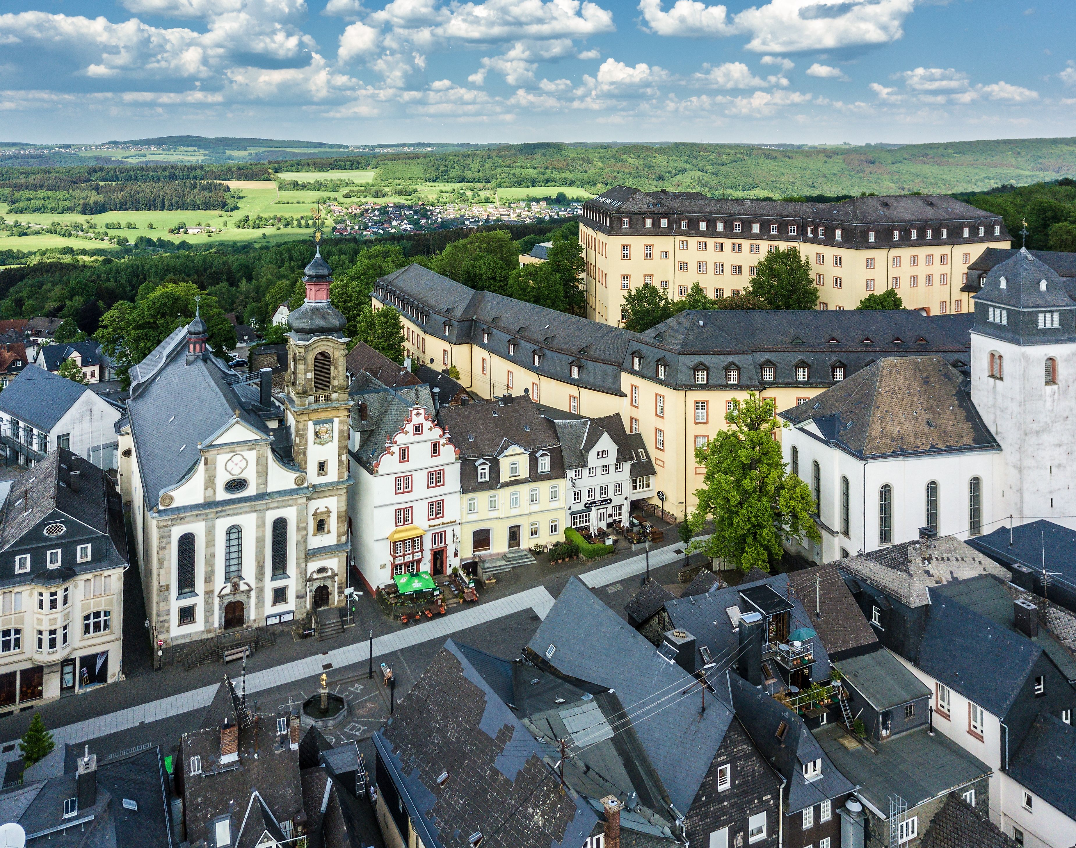 Blick auf den Alten Markt der Stadt Hachenburg und das Schloss